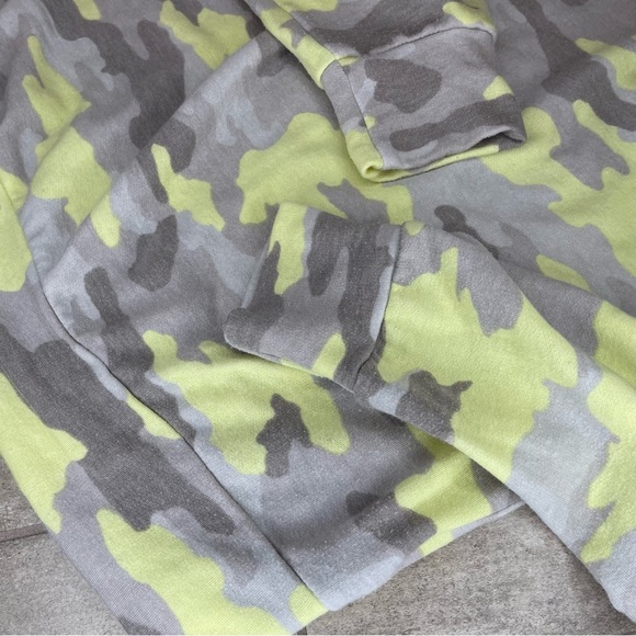 Evereve Peyton Jensen Neon Camo Soft Sweatshirt Women’s Size Small - Picture 6 of 12